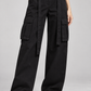 Pantaloni cargo Pinko neri in cotone - dettaglio su modella