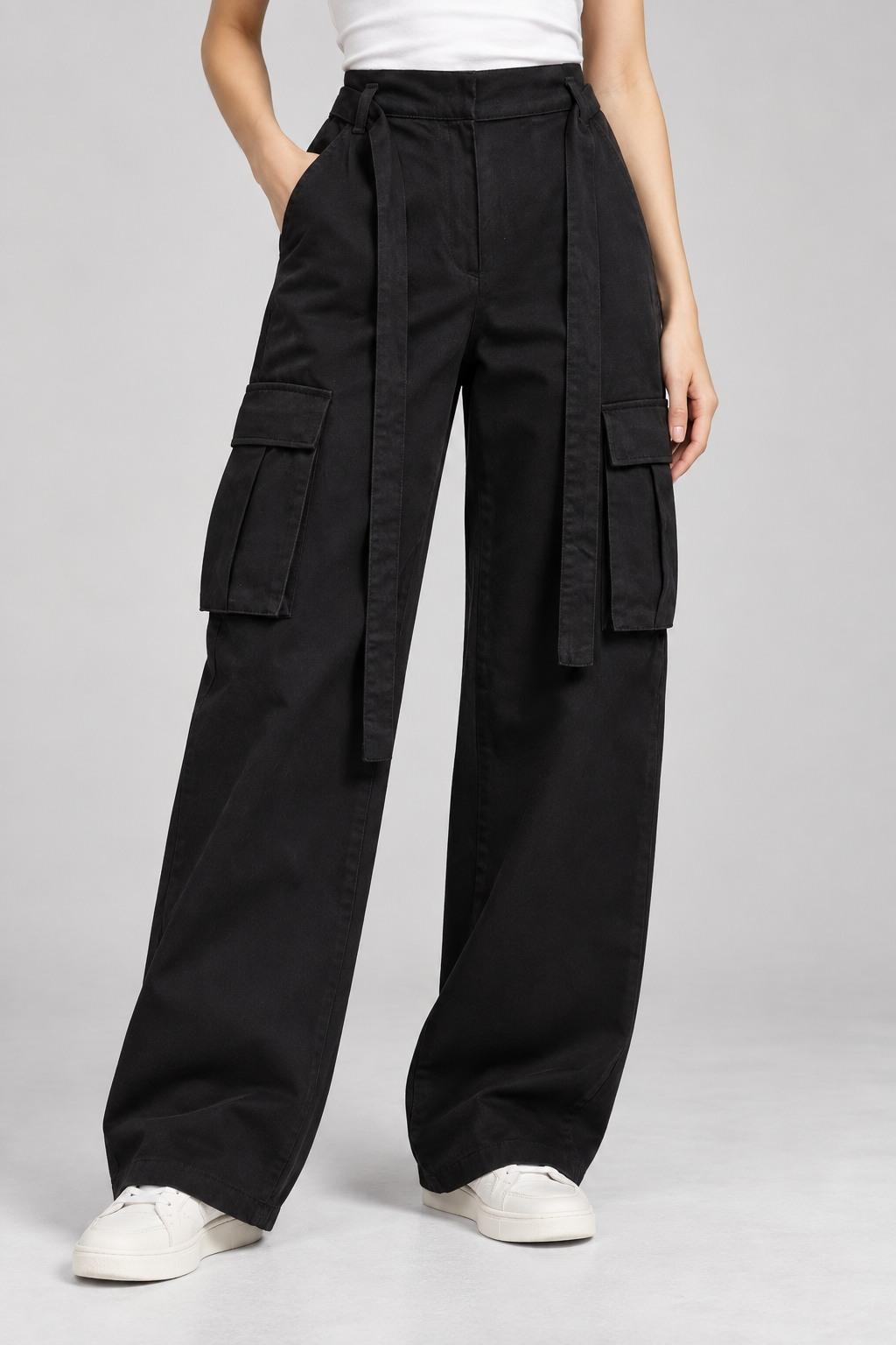 Pantaloni cargo Pinko neri in cotone - dettaglio su modella