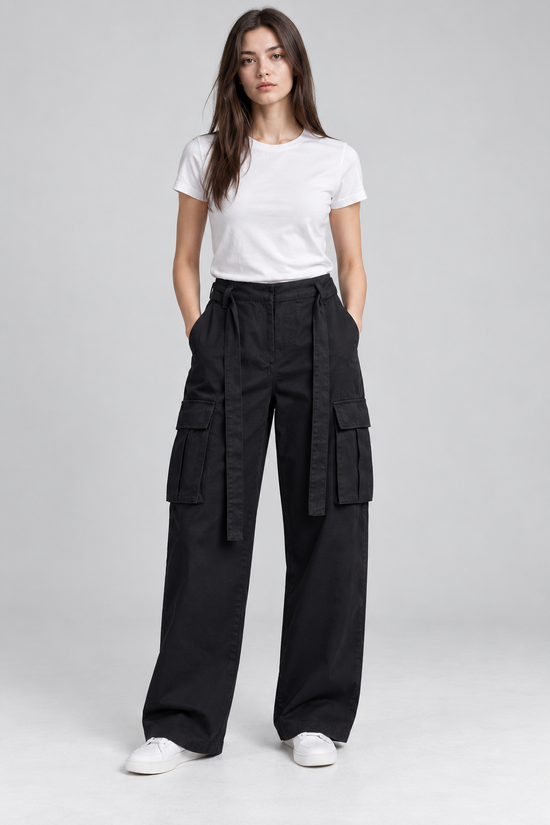 Pantaloni cargo Pinko neri in cotone - fronte su modella
