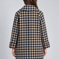 Cappotto donna Alessia Santi pied-de-poule blu e beige — retro su modella, immagine elaborata con IA