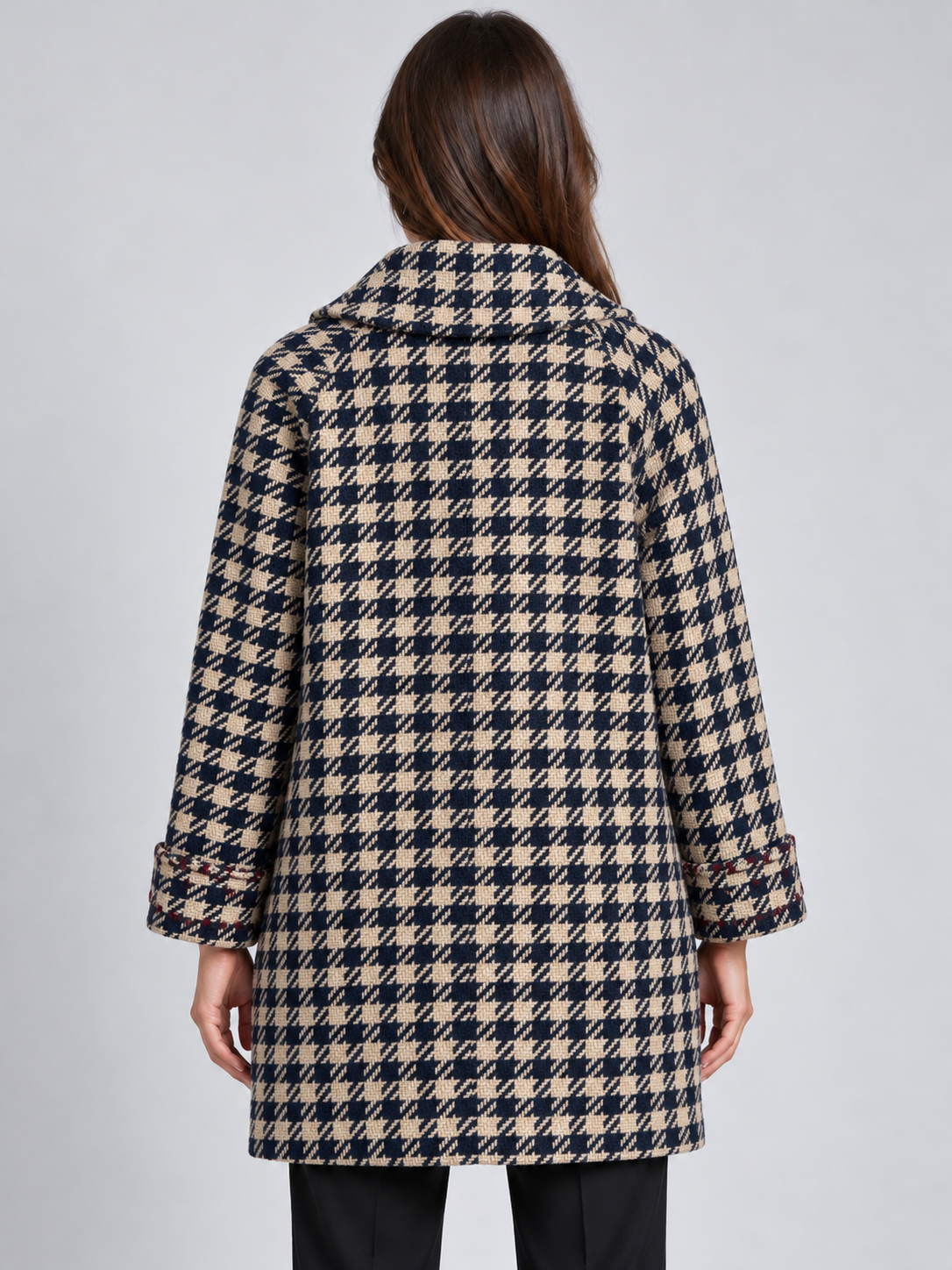 Cappotto donna Alessia Santi pied-de-poule blu e beige — retro su modella, immagine elaborata con IA