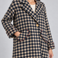 Cappotto donna Alessia Santi pied-de-poule blu e beige — dettaglio su modella, immagine elaborata con IA