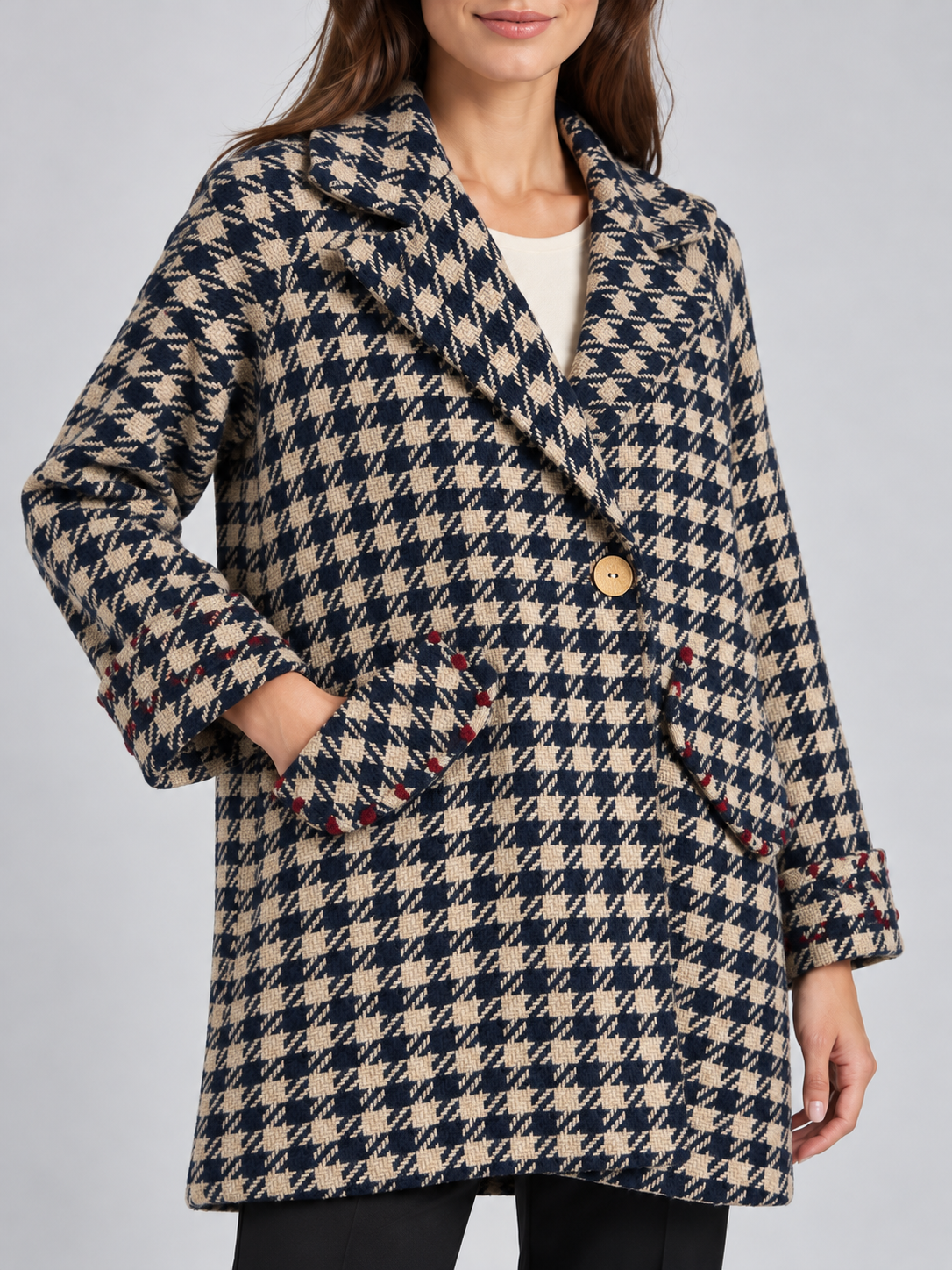 Cappotto donna Alessia Santi pied-de-poule blu e beige — dettaglio su modella, immagine elaborata con IA