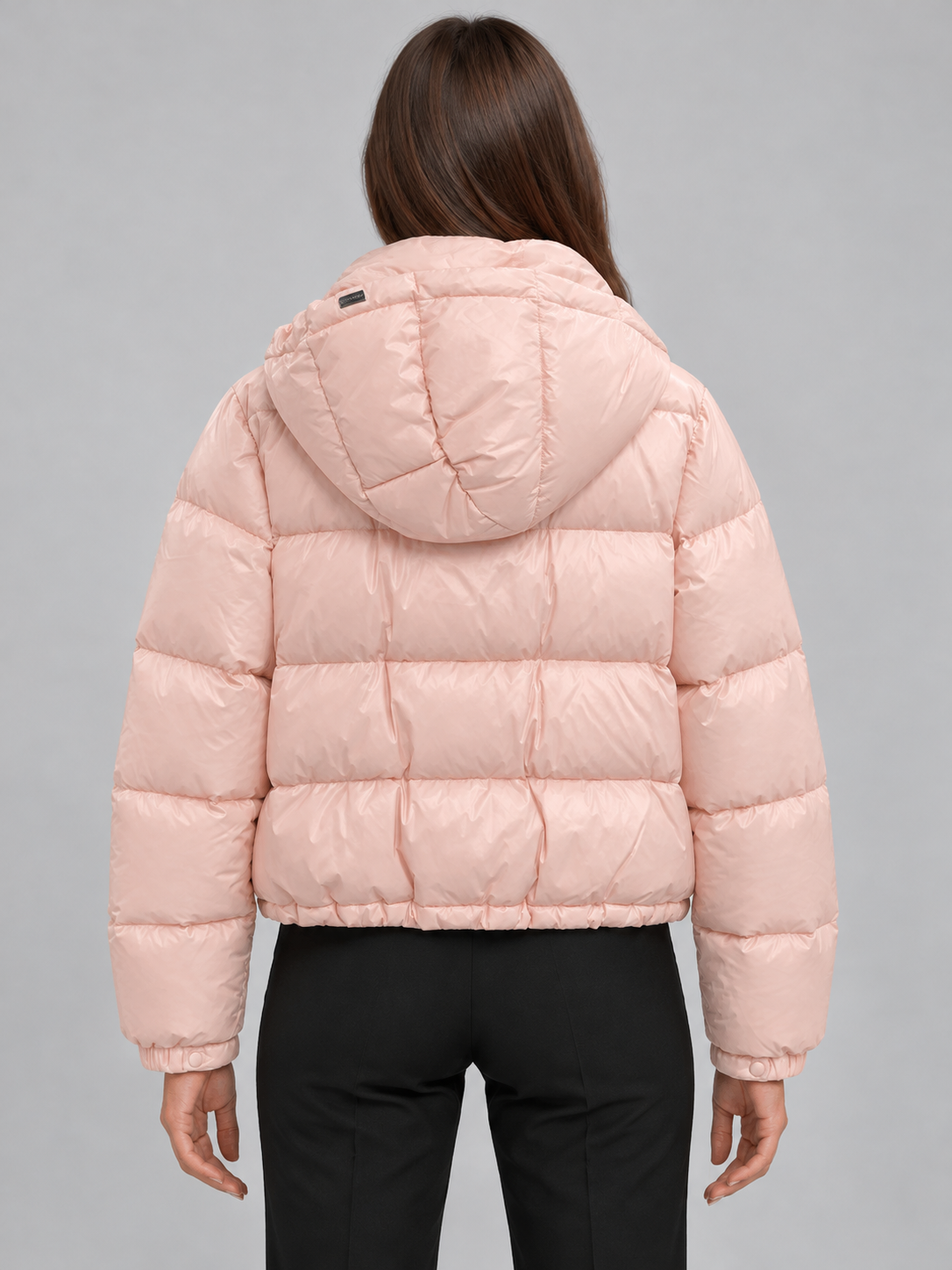 Piumino donna Emma & Gaia rosa chiaro con cappuccio — retro su modella, immagine elaborata con IA