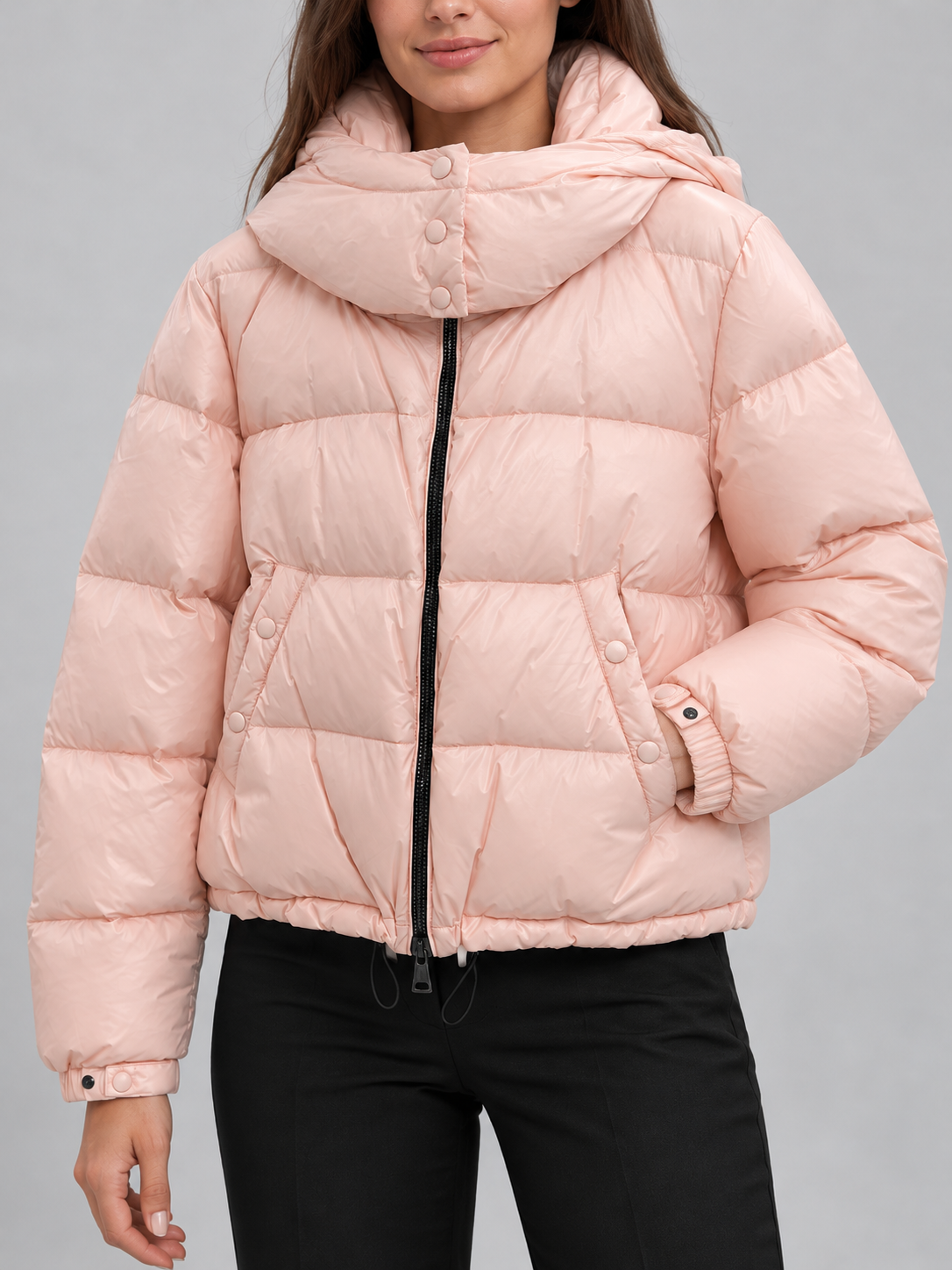 Piumino donna Emma & Gaia rosa chiaro con cappuccio — dettaglio su modella, immagine elaborata con IA