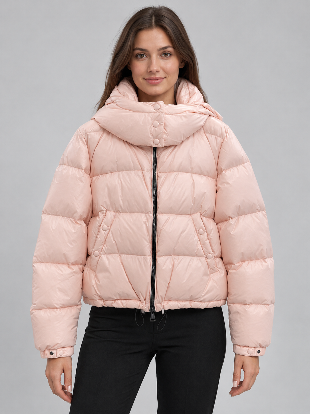 Piumino donna Emma & Gaia rosa chiaro con cappuccio — fronte su modella, immagine elaborata con IA