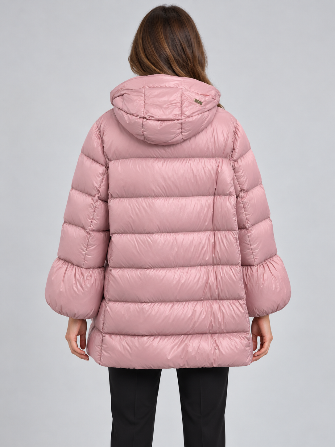 Piumino donna Emma & Gaia rosa con cappuccio — retro su modella, immagine elaborata con IA