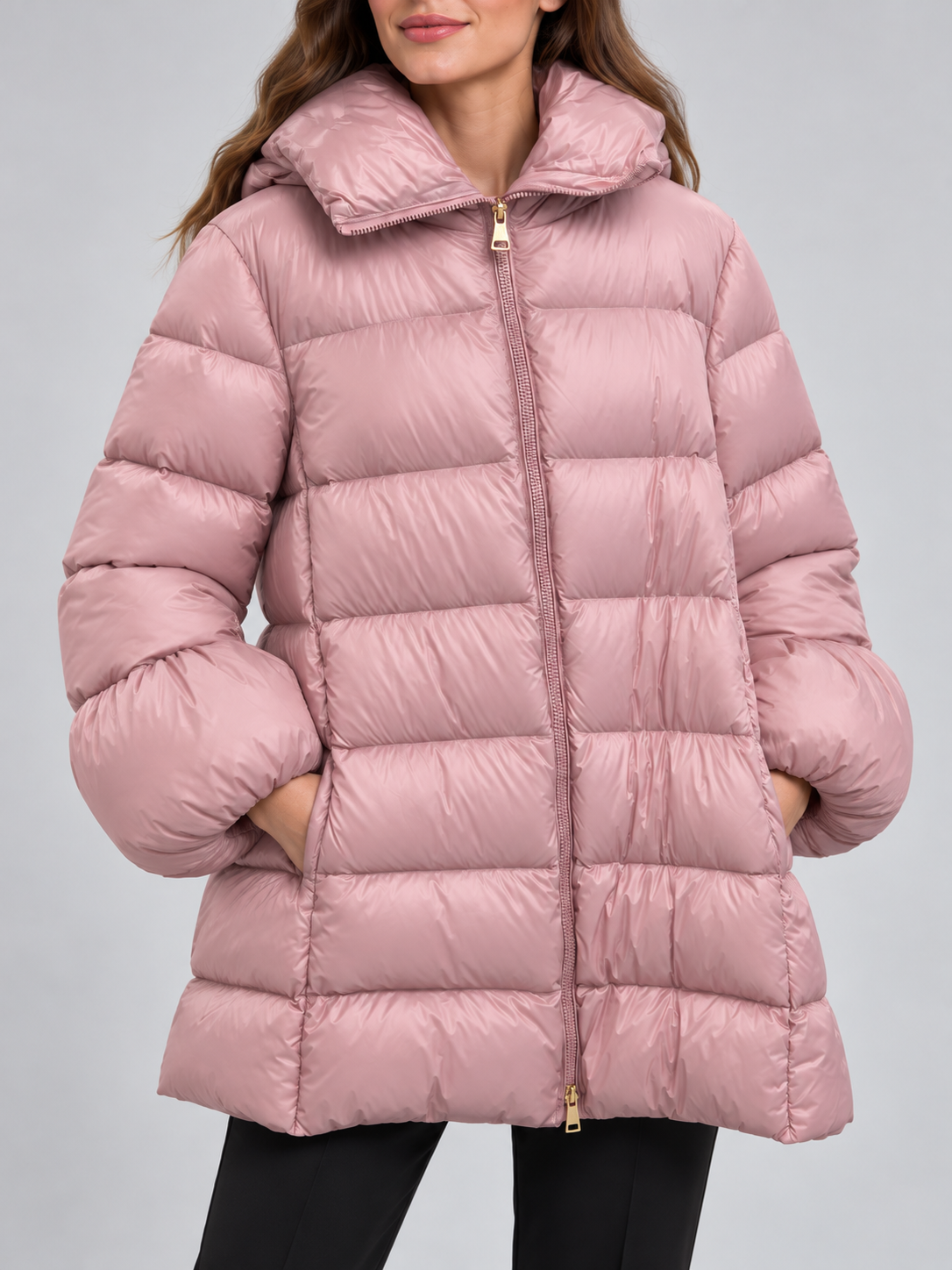 Piumino donna Emma & Gaia rosa con cappuccio — dettaglio su modella, immagine elaborata con IA