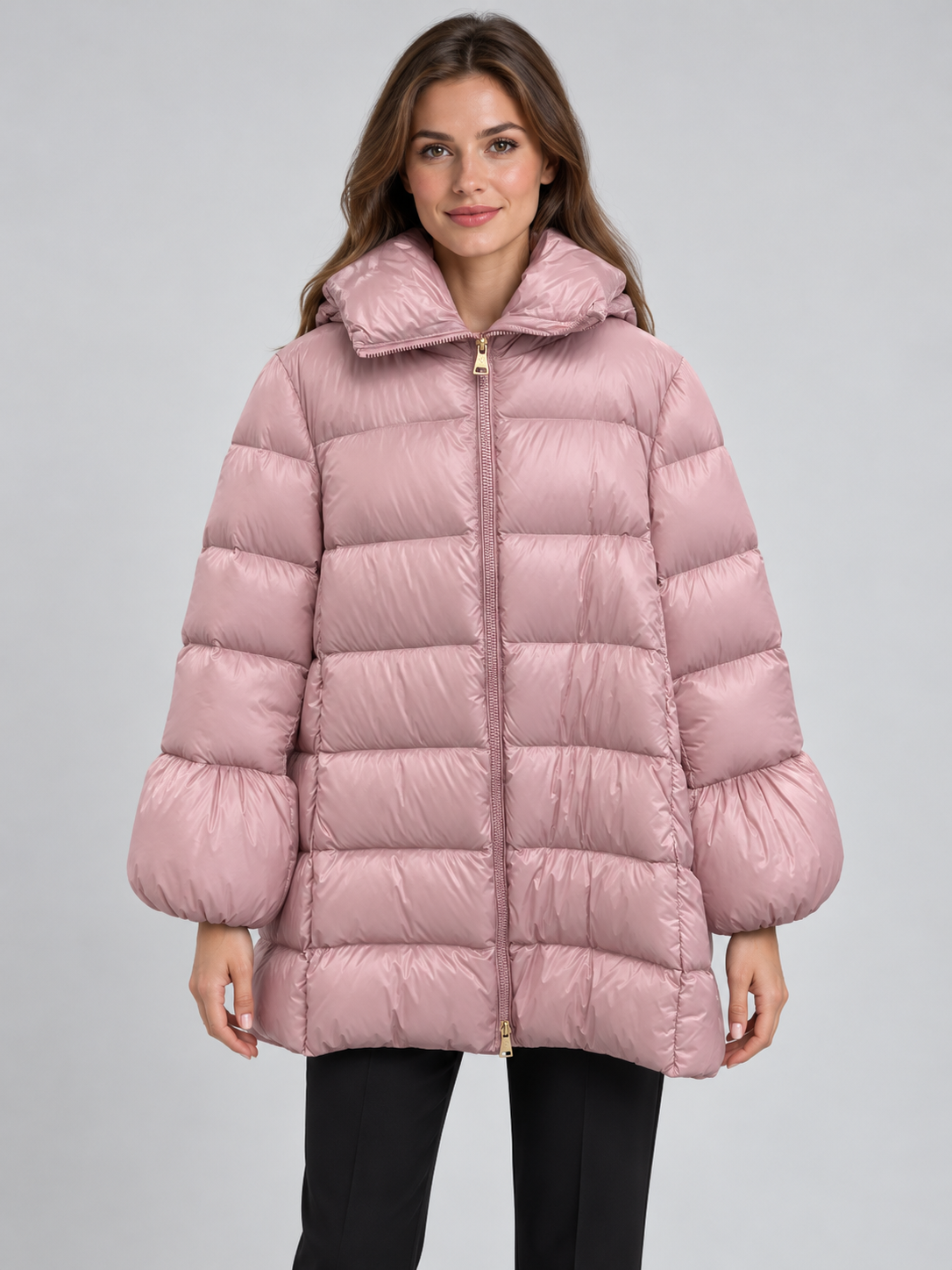 Piumino donna Emma & Gaia rosa con cappuccio — fronte su modella, immagine elaborata con IA
