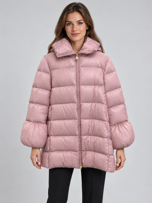 Piumino donna Emma & Gaia rosa con cappuccio — fronte su modella, immagine elaborata con IA