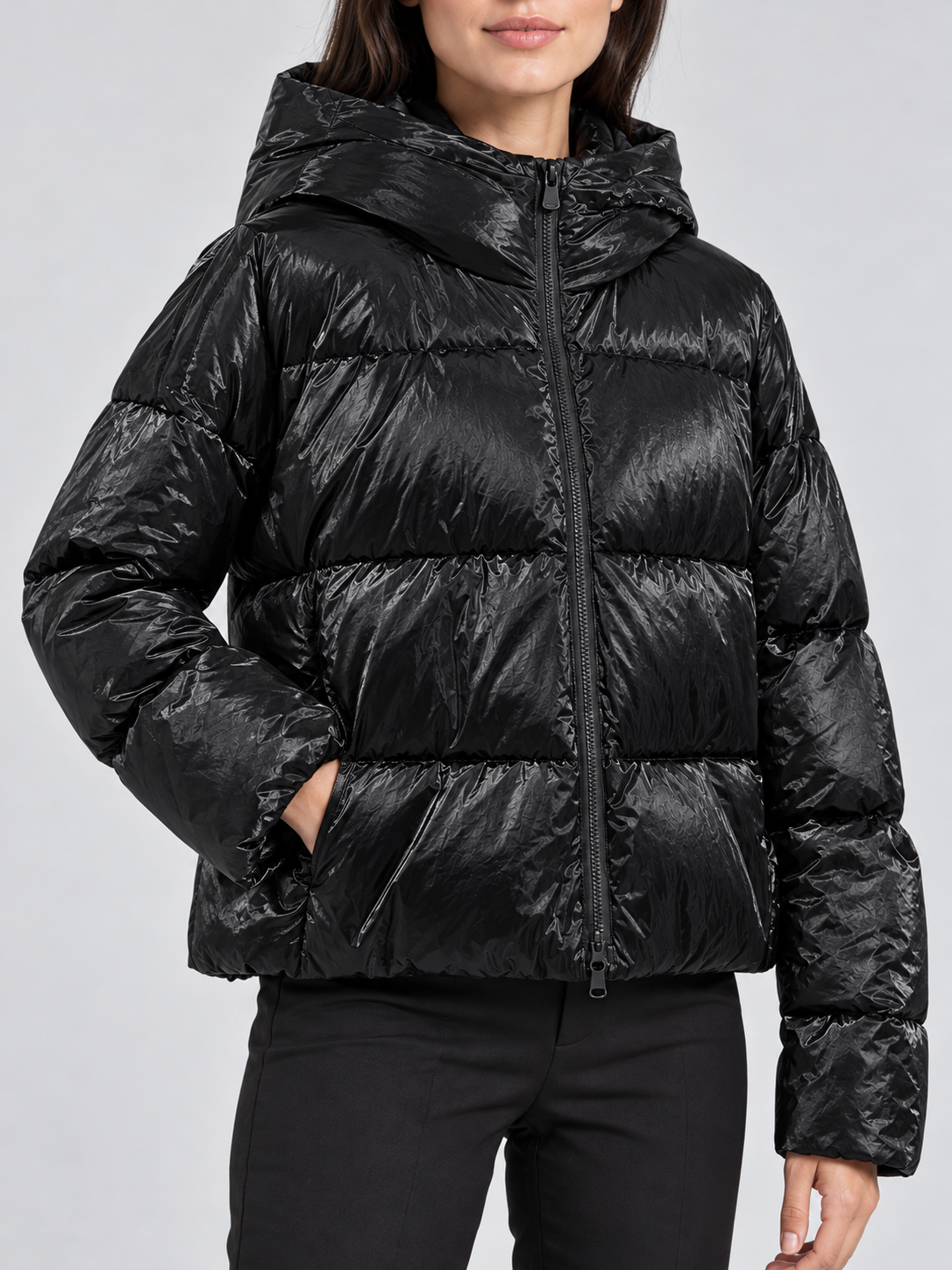 Piumino donna Pinko nero con cappuccio — dettaglio su modella, immagine elaborata con IA
