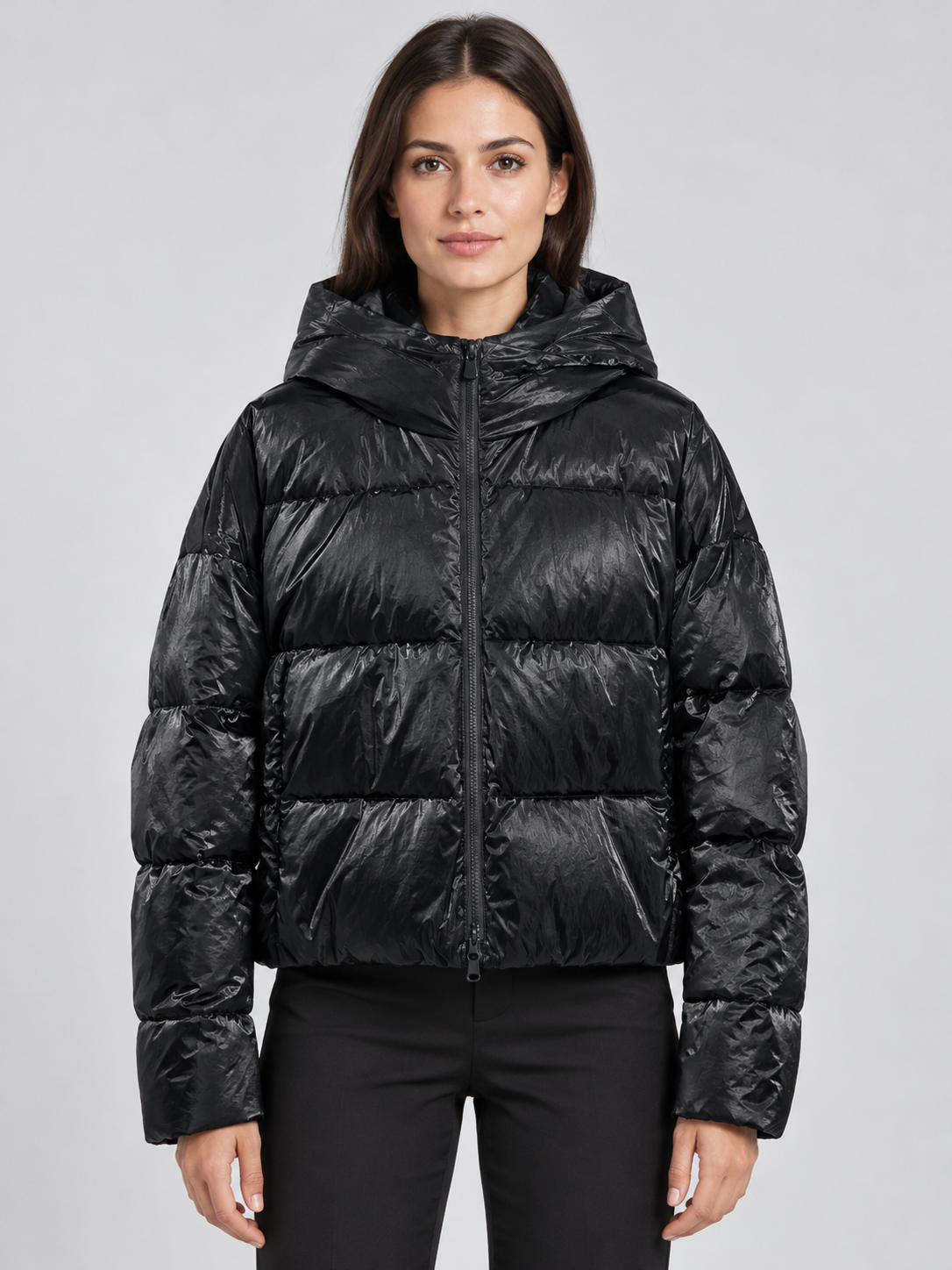 Piumino donna Pinko nero con cappuccio — fronte su modella, immagine elaborata con IA