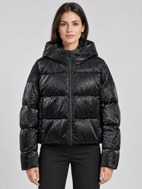Piumino donna Pinko nero con cappuccio — fronte su modella, immagine elaborata con IA