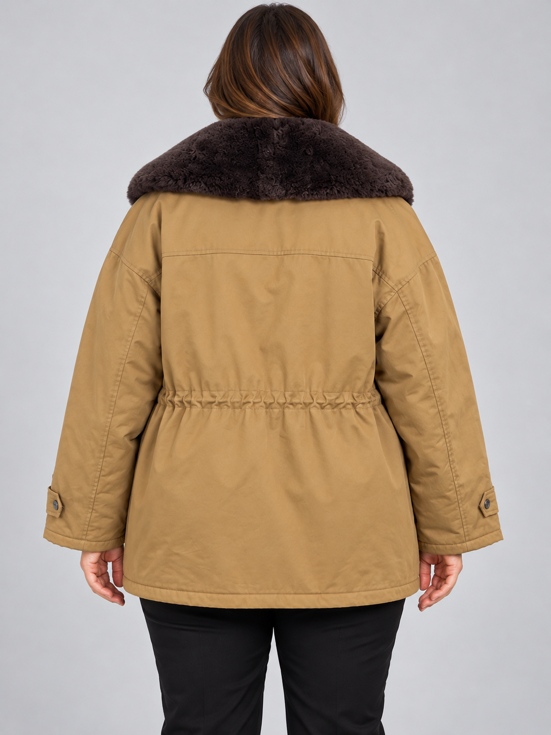 Cappotto donna Emma & Gaia cammello con collo a contrasto — retro su modella, immagine elaborata con IA