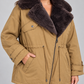 Cappotto donna Emma & Gaia cammello con collo a contrasto — dettaglio su modella, immagine elaborata con IA