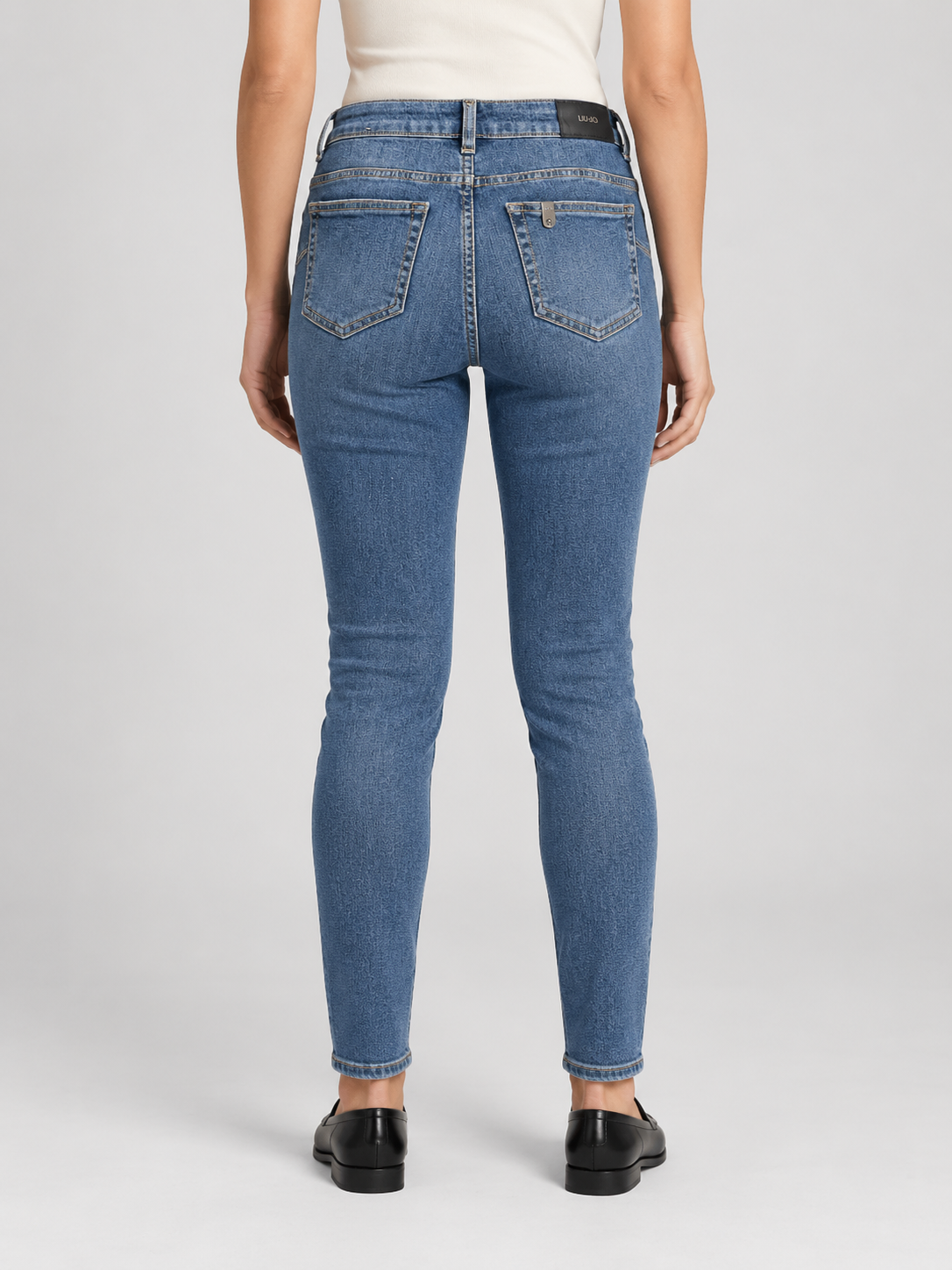 Jeans Liu Jo skinny con bottone gioiello - retro - immagine AI