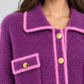 Cardigan Dixie viola con profili rosa e bottoni dorati su modella – dettaglio