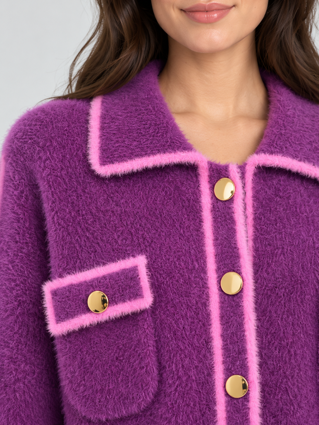 Cardigan Dixie viola con profili rosa e bottoni dorati su modella – dettaglio