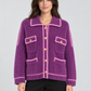 Cardigan Dixie viola con profili rosa e bottoni dorati su modella – fronte