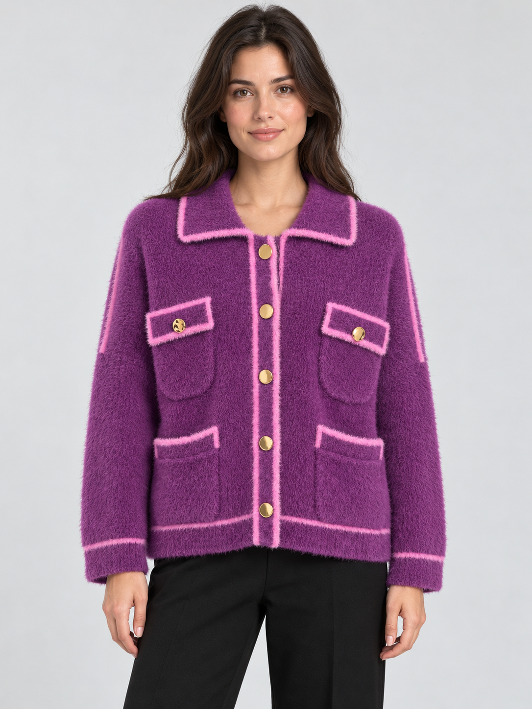 Cardigan Dixie viola con profili rosa e bottoni dorati su modella – fronte