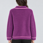 Cardigan Dixie viola con profili rosa e bottoni dorati su modella – retro