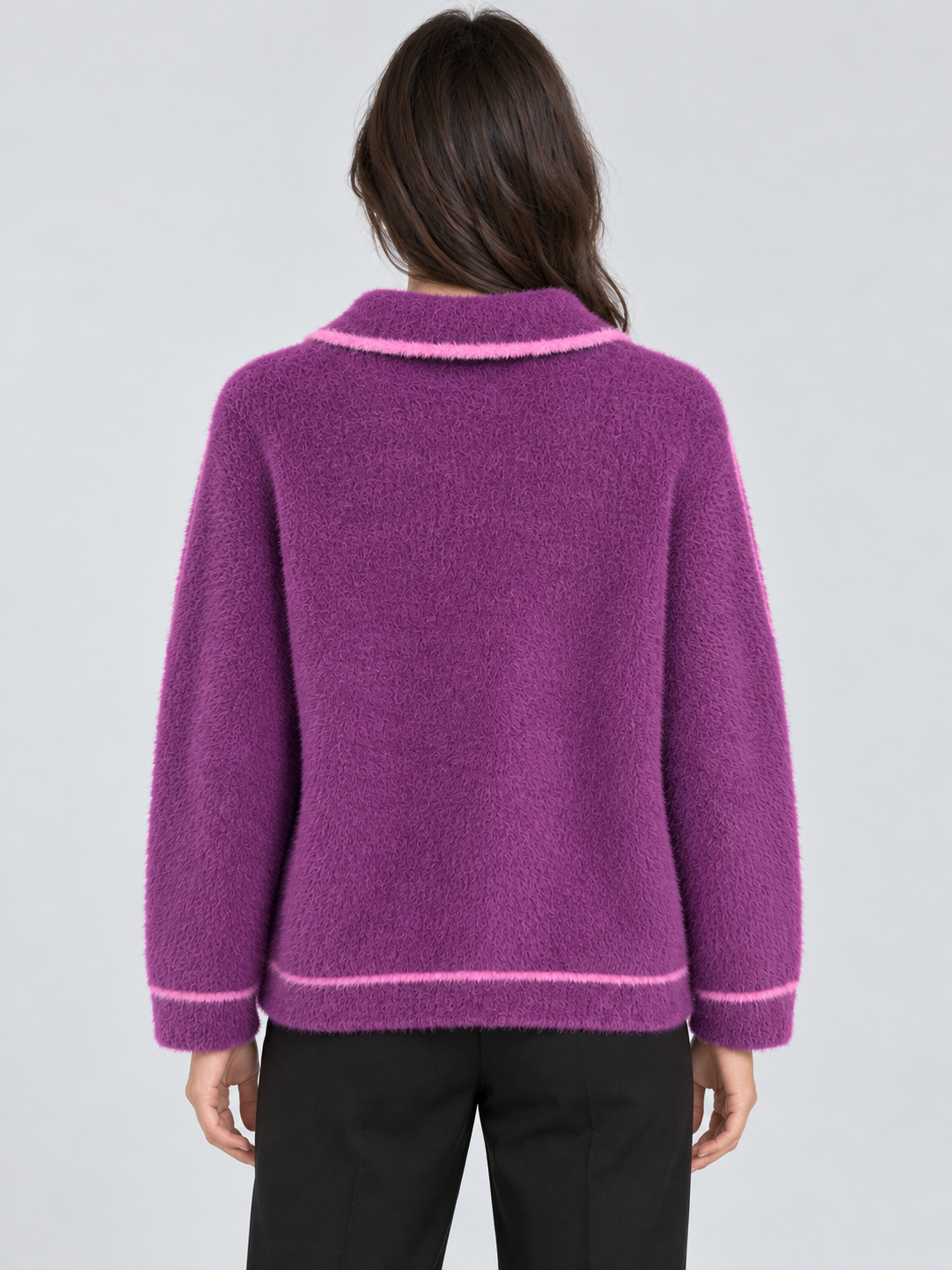 Cardigan Dixie viola con profili rosa e bottoni dorati su modella – retro