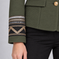 Giacca Dixie verde militare su modella – dettaglio