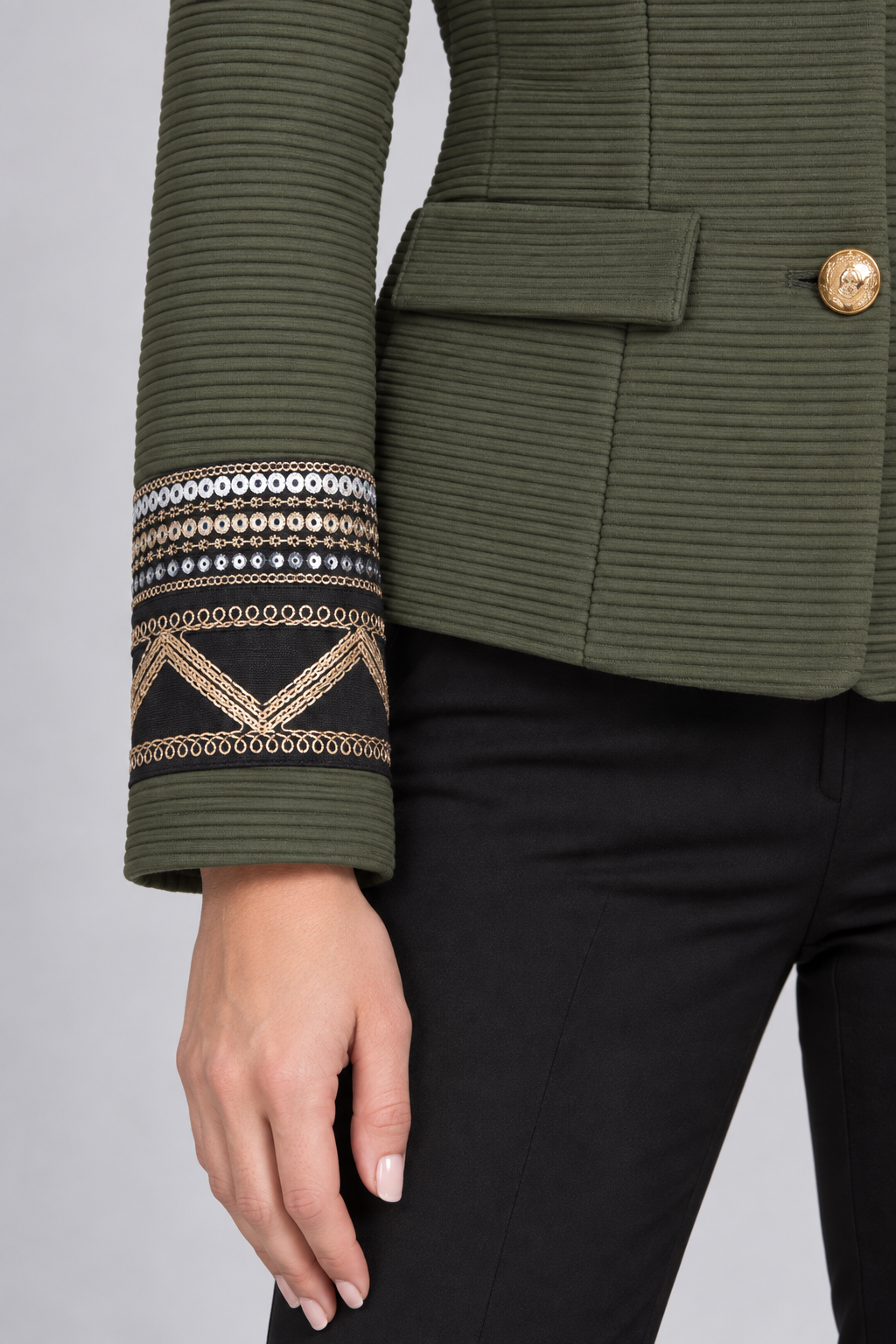 Giacca Dixie verde militare su modella – dettaglio