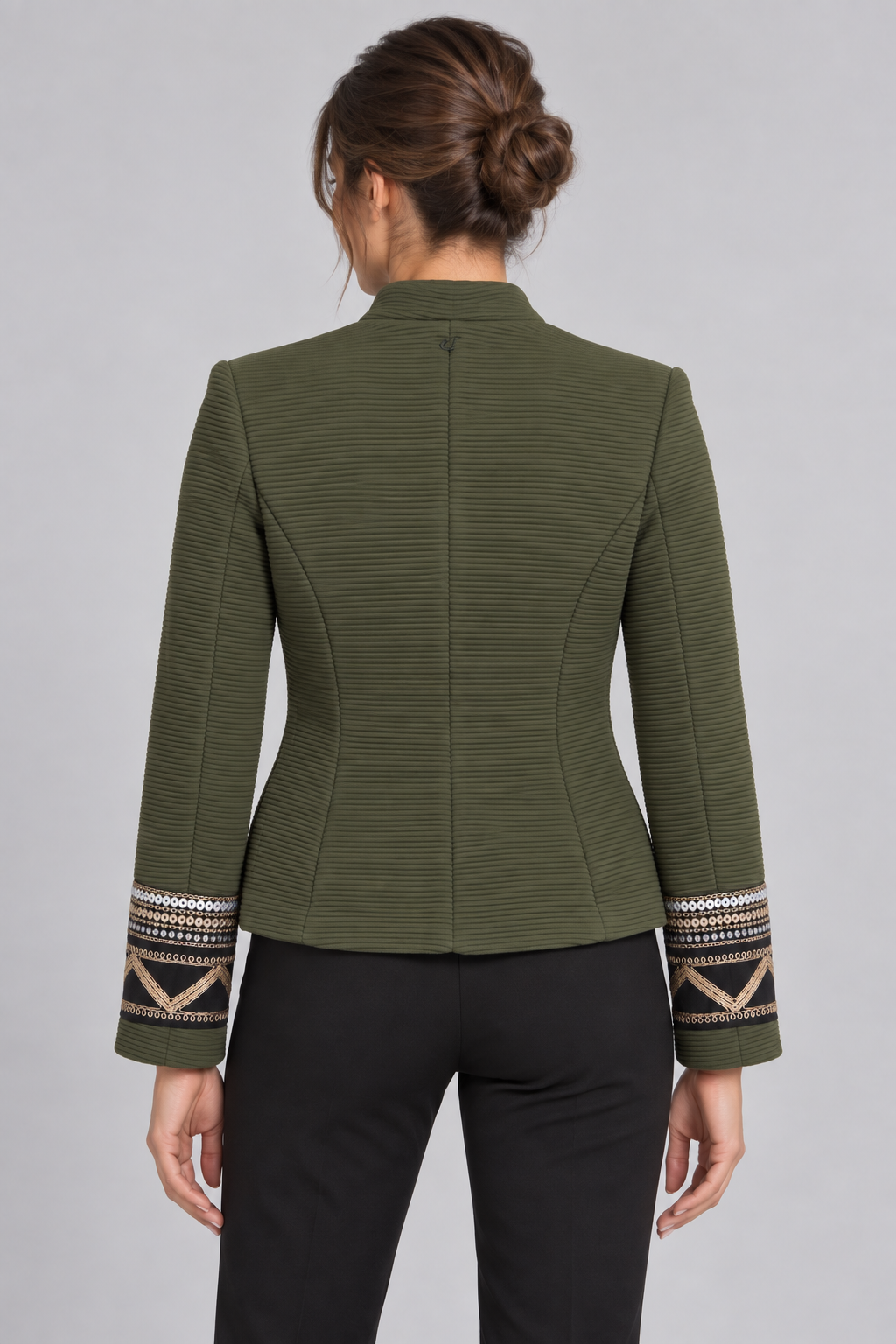 Giacca Dixie verde militare su modella – retro