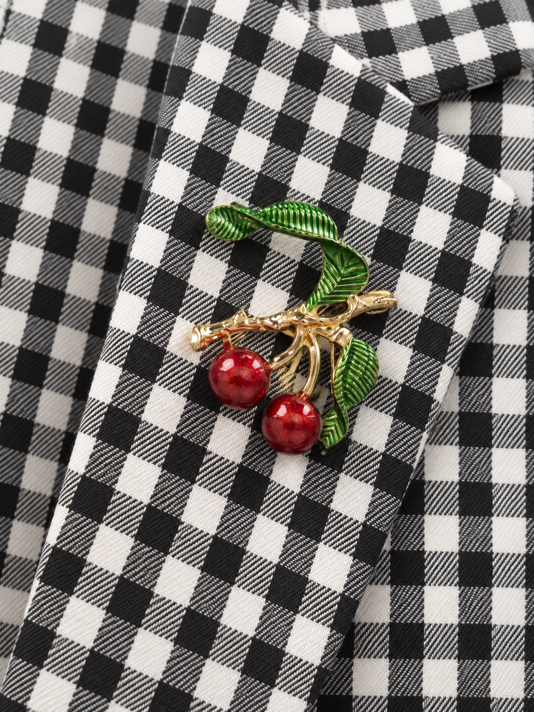 Tailleur Dixie a quadretti — dettaglio spilla con ciliegie