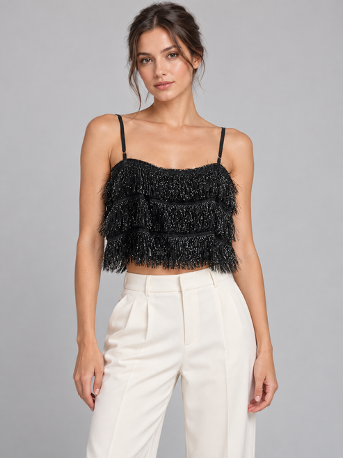 Top Dixie nero con frange su modella – fronte