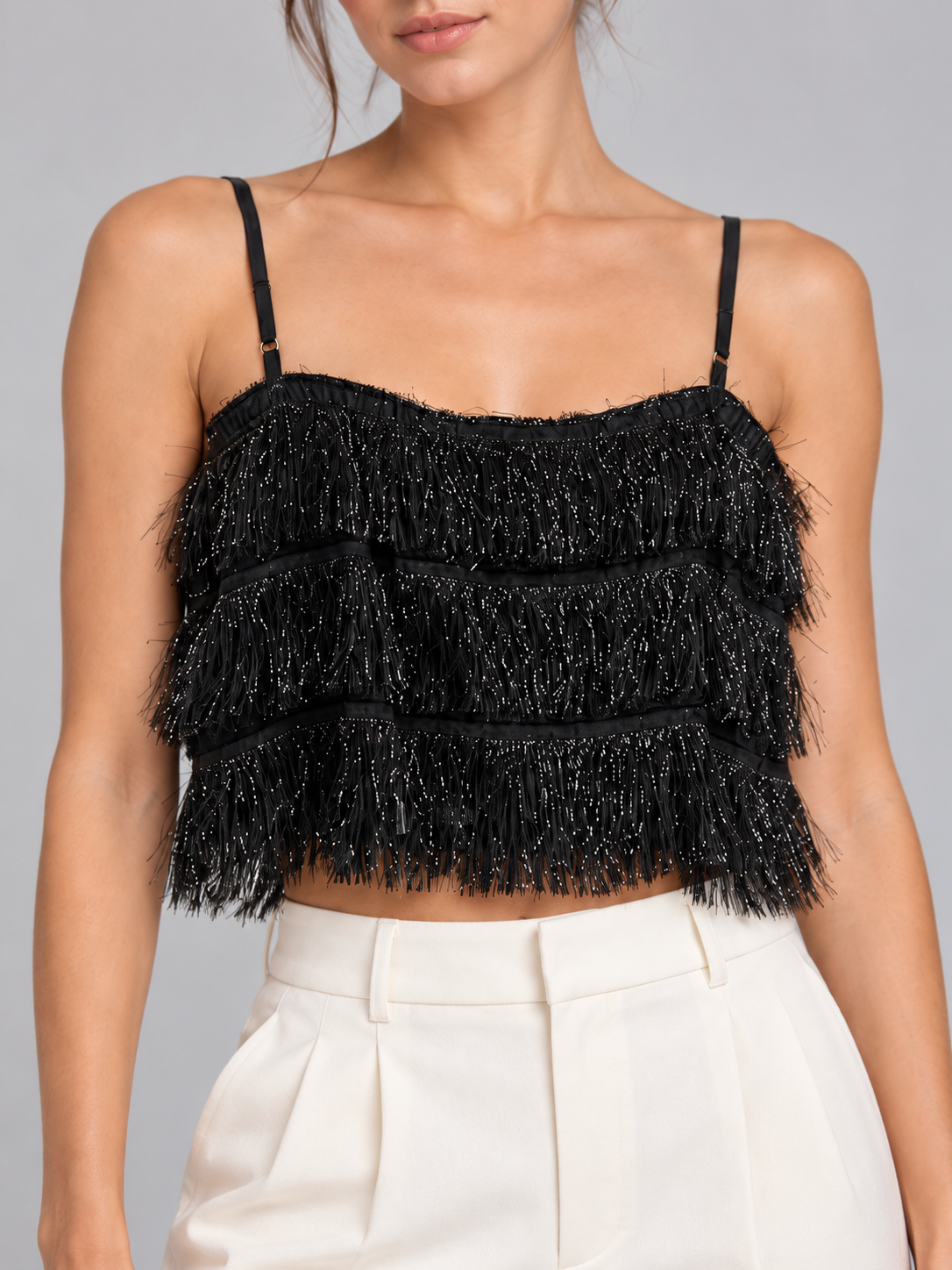 Top Dixie nero con frange su modella – dettaglio