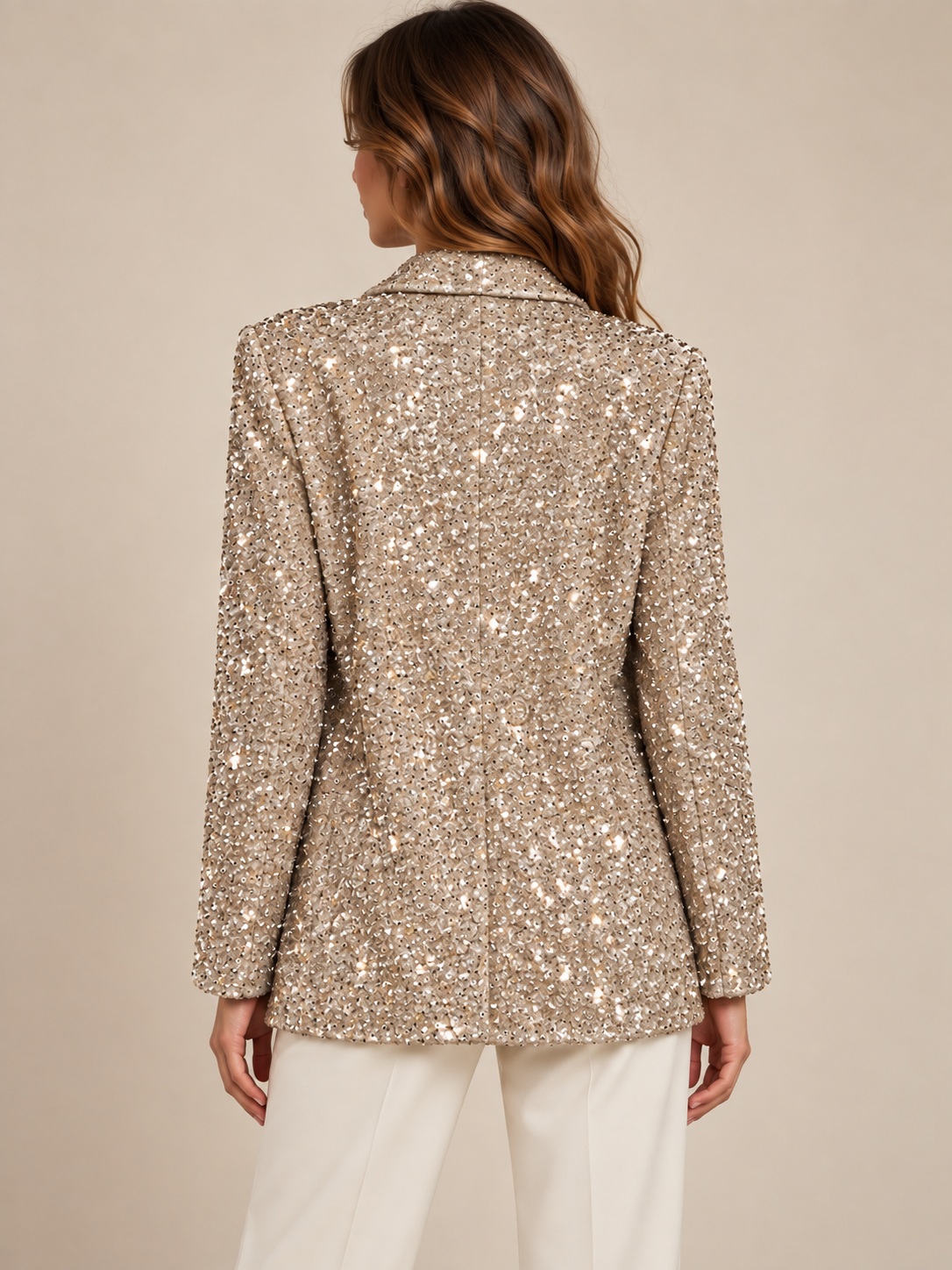 Blazer HaveOne champagne con paillettes — retro indossata; immagine digitale illustrativa
