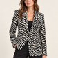 Blazer Dixie animalier — frontale indossata; immagine digitale illustrativa