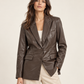 Blazer lungo HaveOne marrone in ecopelle — frontale indossata; immagine digitale illustrativa