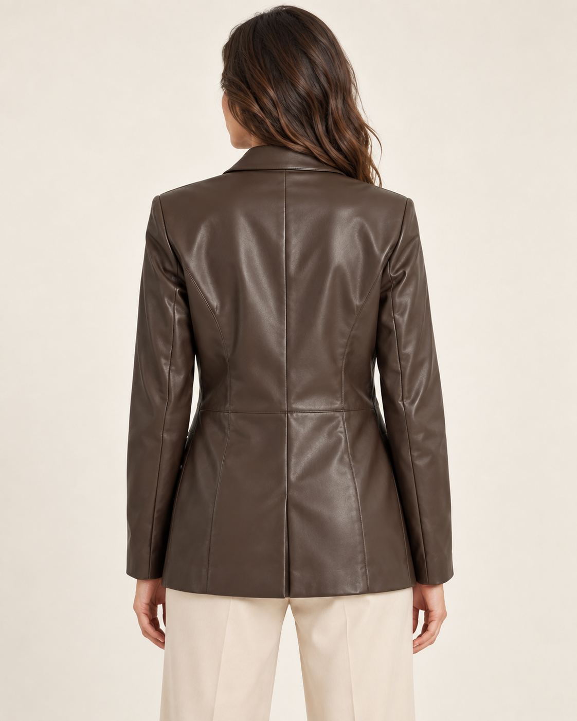Blazer lungo HaveOne marrone in ecopelle — retro indossata; immagine digitale illustrativa
