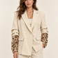 Blazer HaveOne color burro con polsi in paillettes — frontale indossata; immagine digitale illustrativa