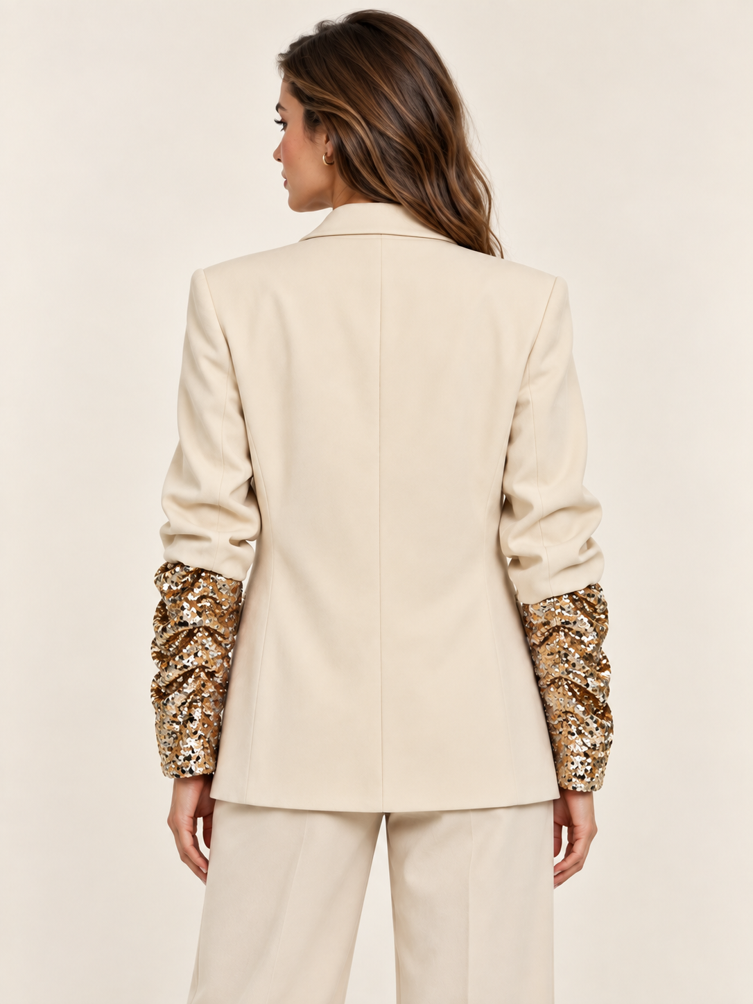Blazer HaveOne color burro con polsi in paillettes — retro indossata; immagine digitale illustrativa