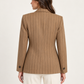 Blazer HaveOne cammello gessato — retro indossata; immagine digitale illustrativa