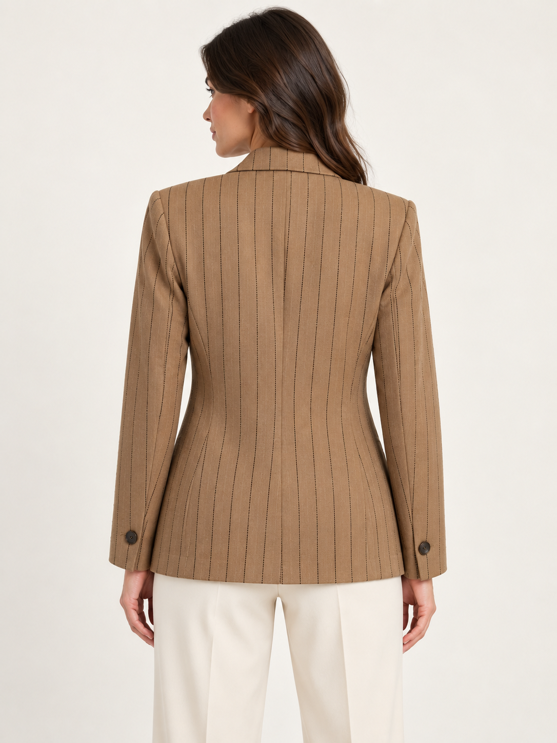 Blazer HaveOne cammello gessato — retro indossata; immagine digitale illustrativa