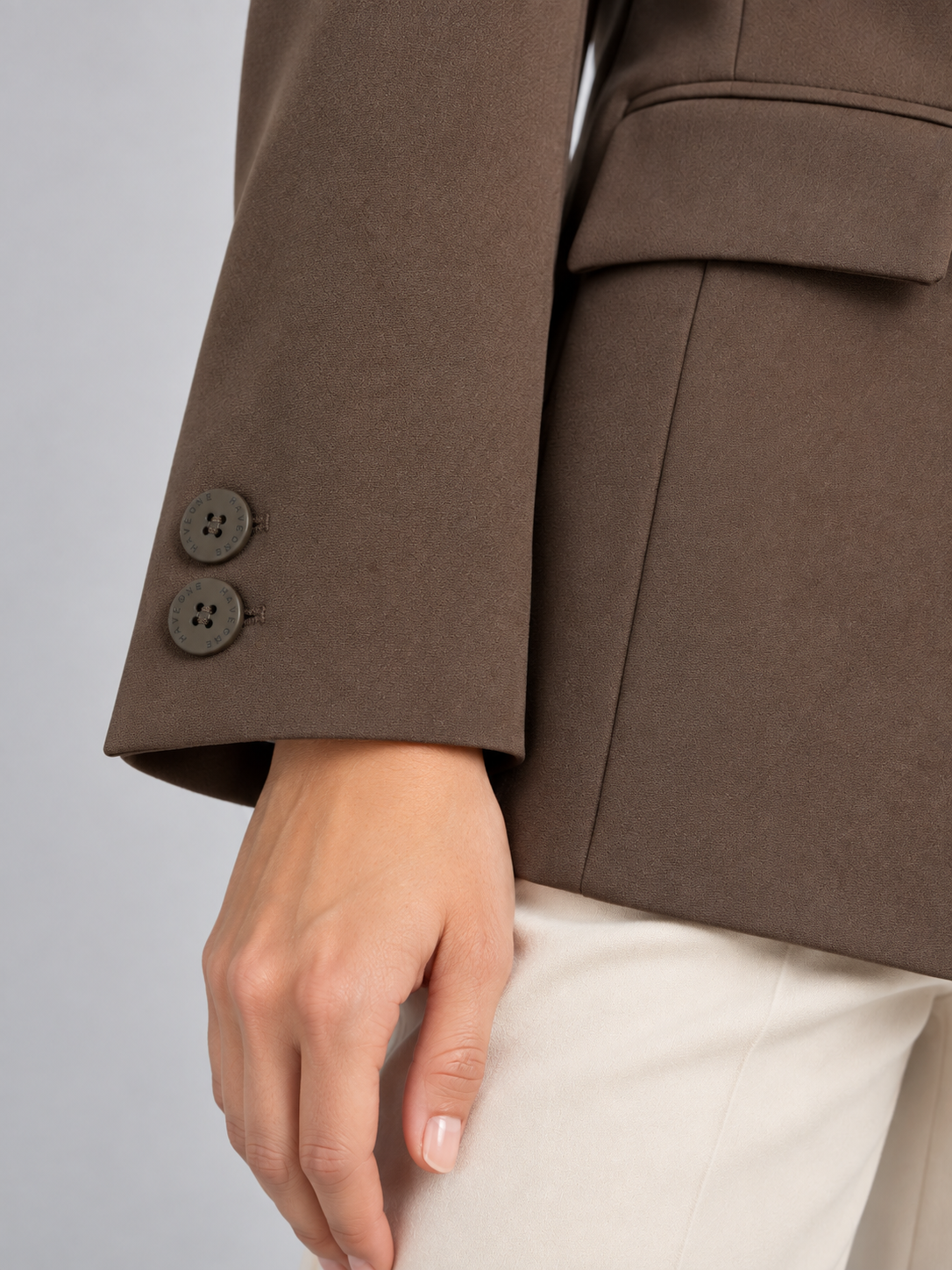 Giacca Have One doppiopetto marrone su modella – dettaglio