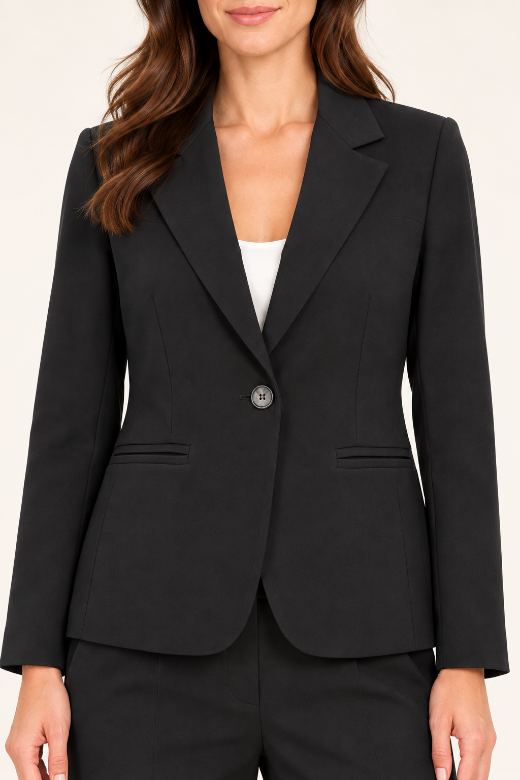 Tailleur nero Have One su modella — dettaglio