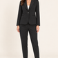 Tailleur nero Have One su modella — davanti