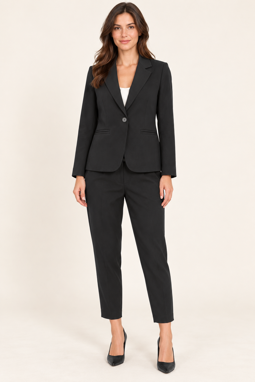 Tailleur nero Have One su modella — davanti