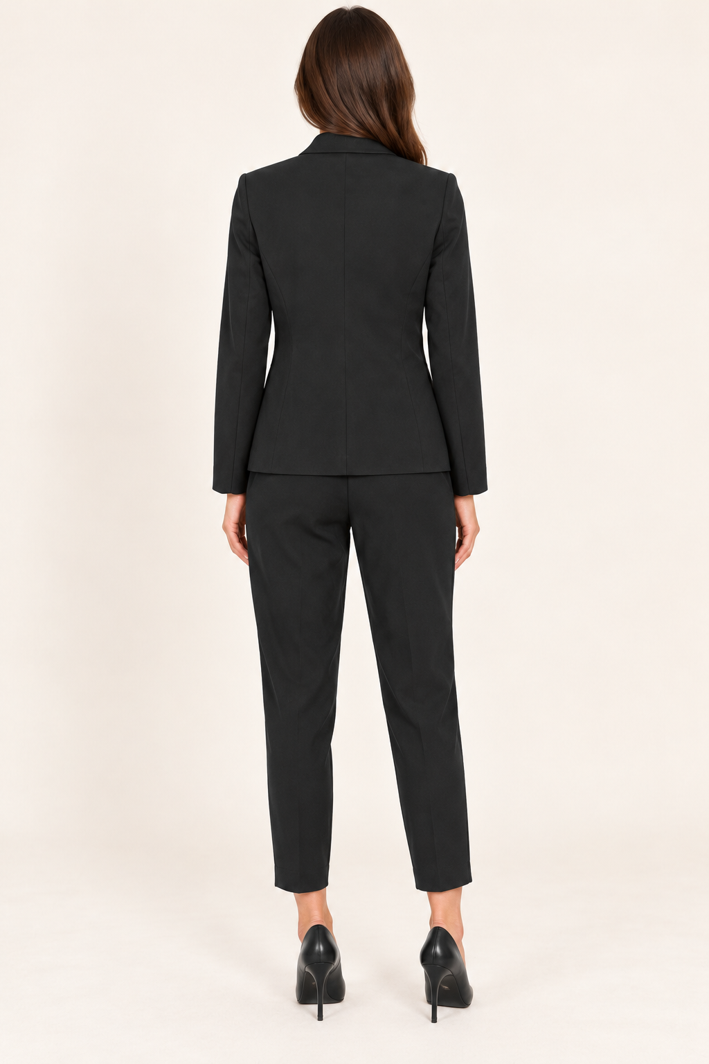 Tailleur nero Have One su modella — dietro