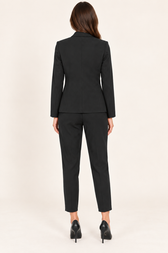 Tailleur nero Have One su modella — dietro