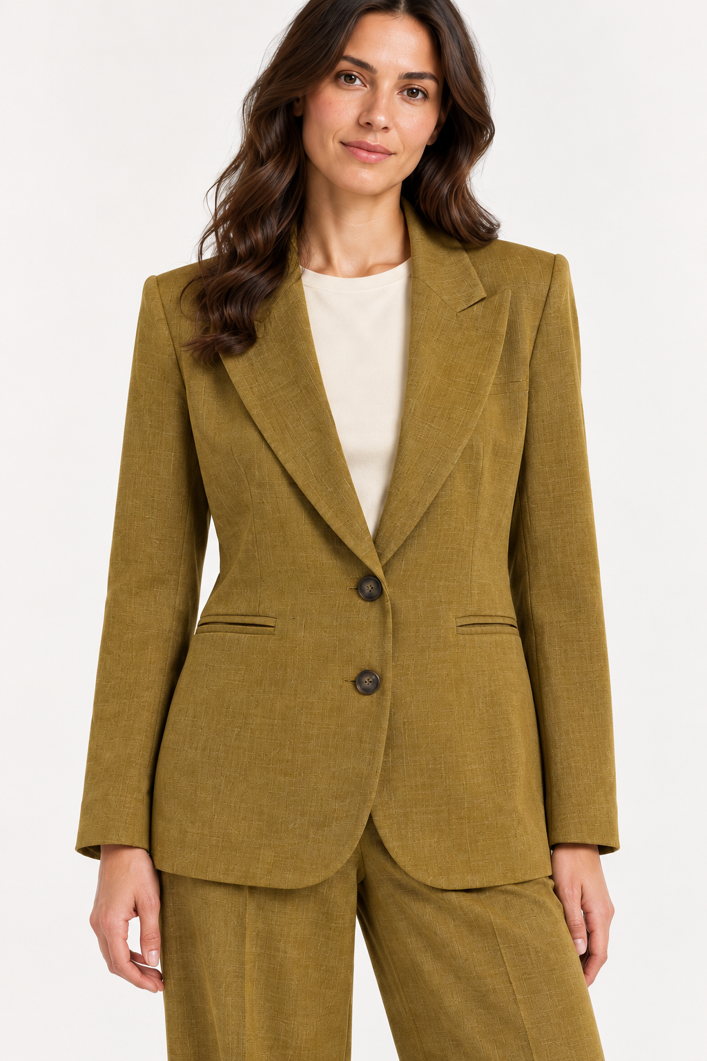Have One tailleur color olio, dettaglio su modella