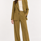 Have One tailleur color olio, fronte su modella