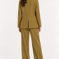Have One tailleur color olio, retro su modella