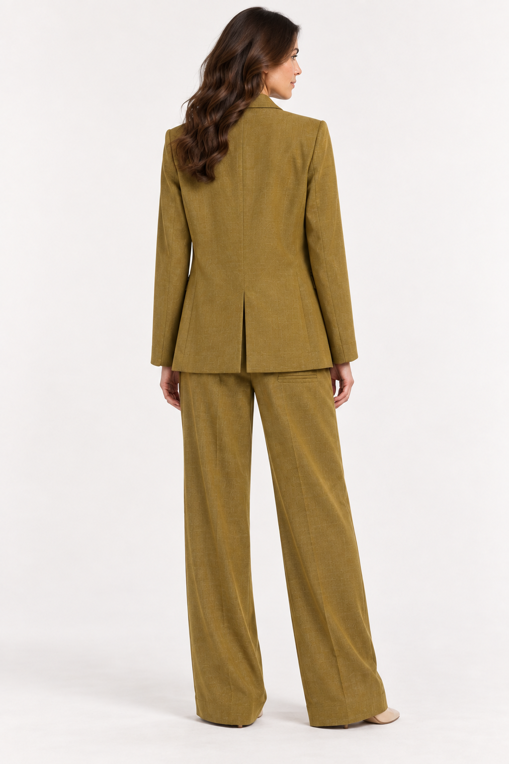 Have One tailleur color olio, retro su modella